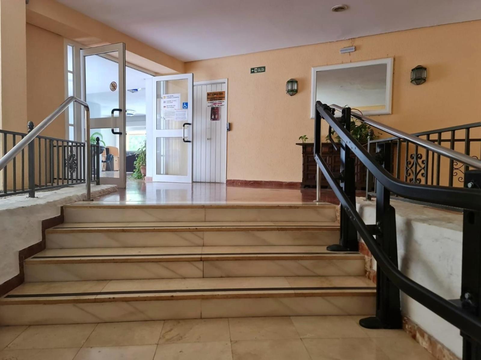 Estudio Aguila Prive Aceptamos Mascotas Benalmadena Bagian luar foto